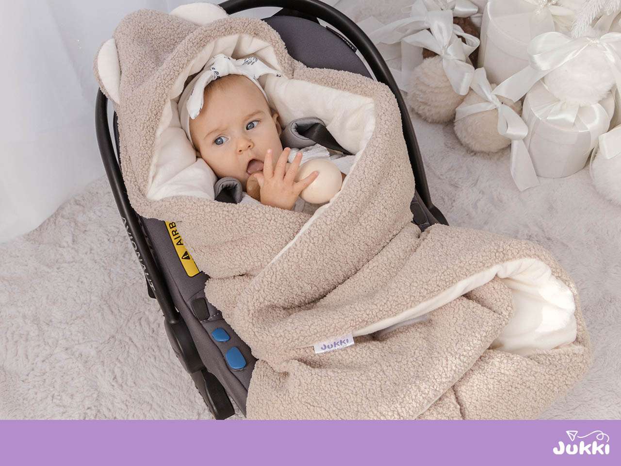 Puha bezs baba otulo es bundazsak autoszékben a baba biztonsagos utazasahoz
