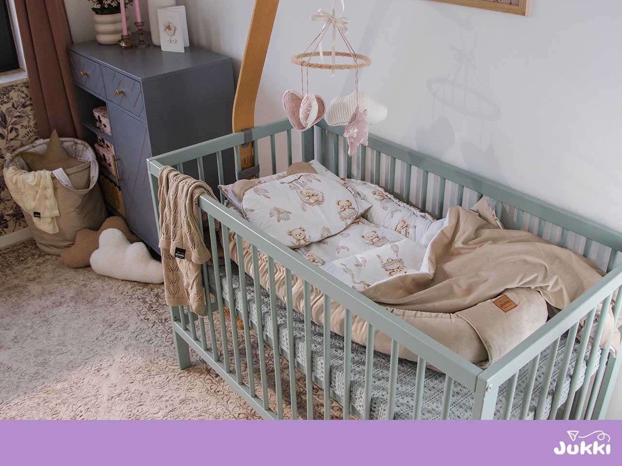 Elegáns rácsos ágy mintás babaágynemű szettel, fonott rácsvédővel és baba forgóval